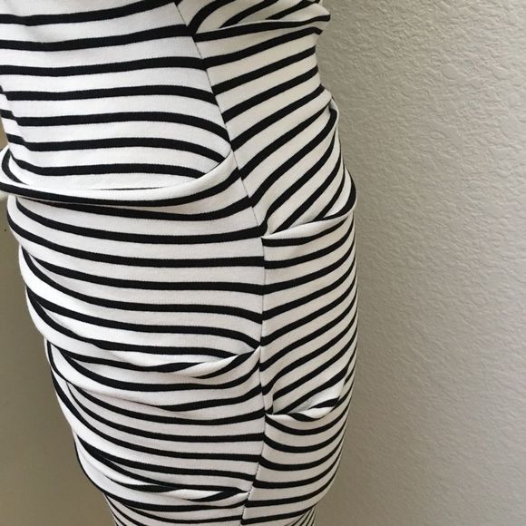 A Pea in the Pod Striped Body Contour Ruched Maternity Dress, Small - Picture 4 of 8